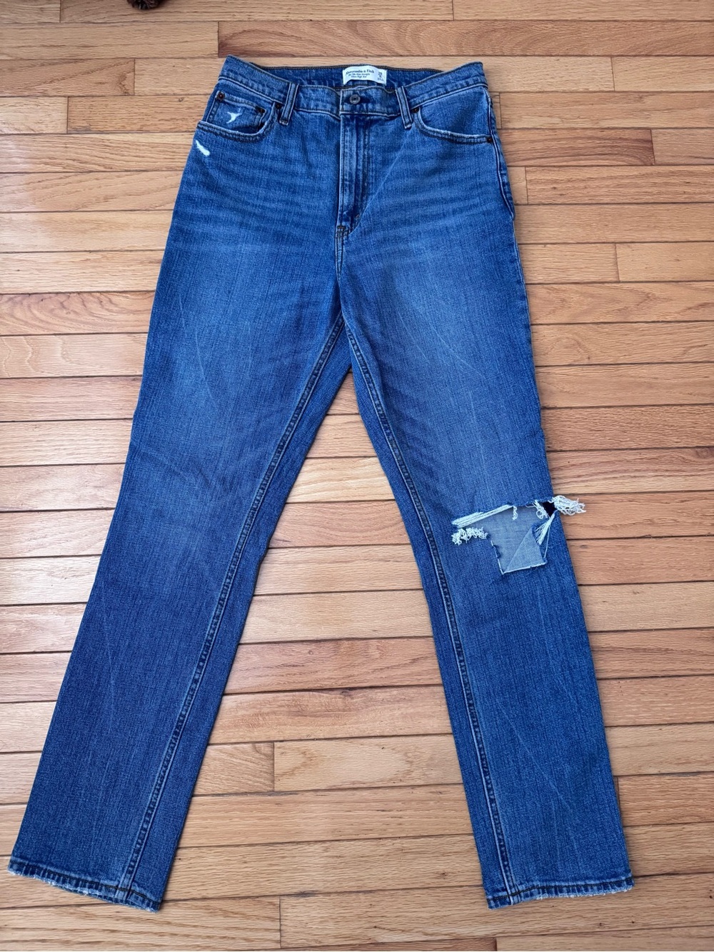 Abercrombie & Fitch Blue Straight-Leg Women’s Jeans with Knee Rip
